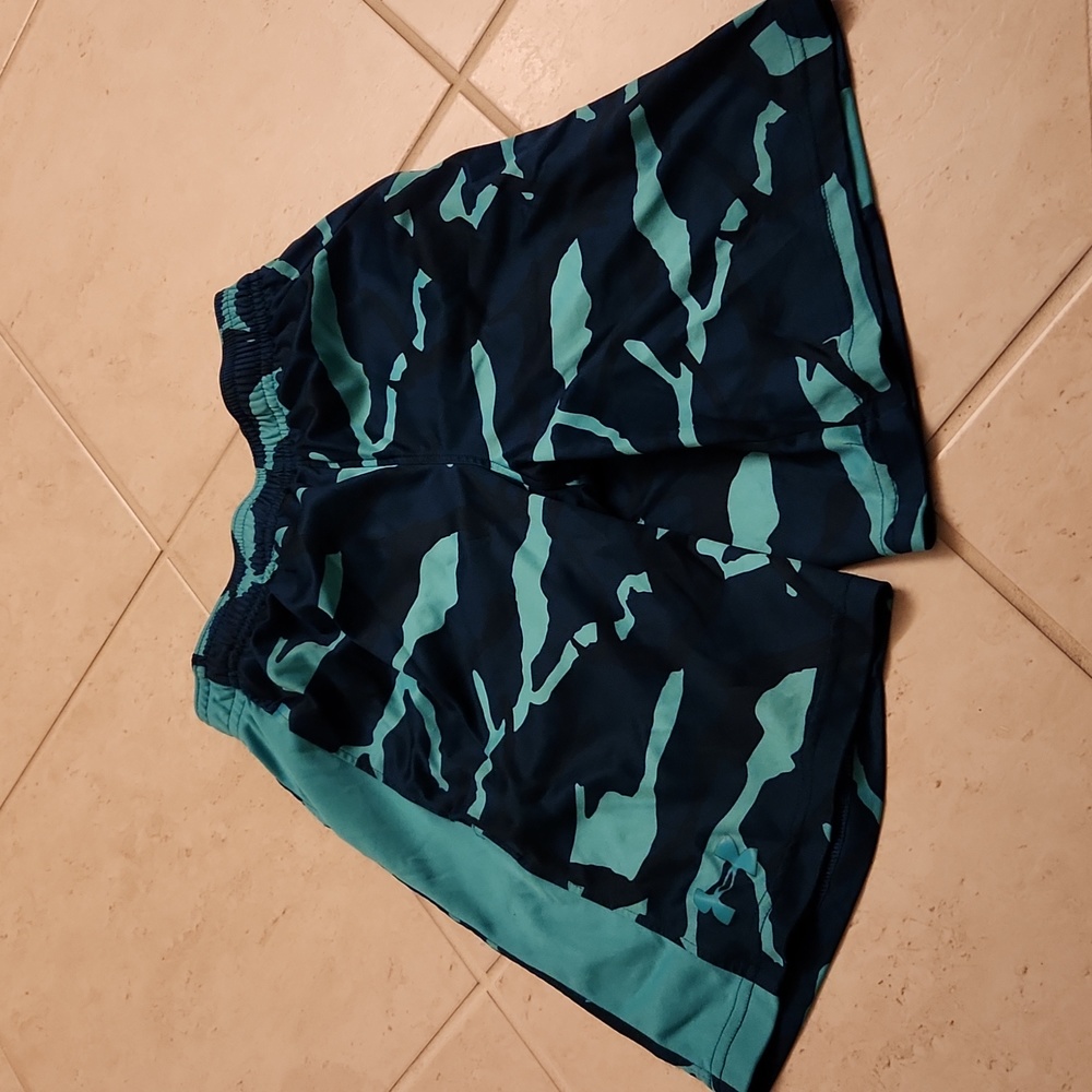 Under Armour boys shorts.  Size S. Excellent condition.